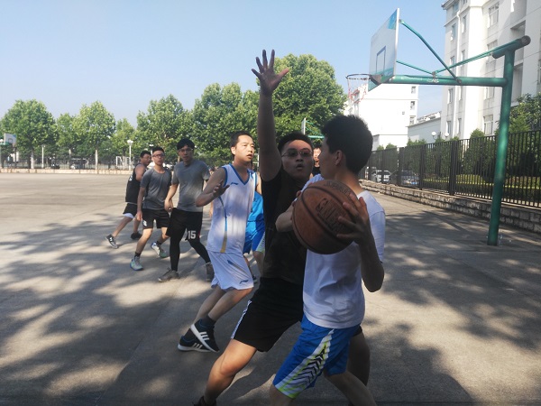 av女优
举行欢送2018届毕业生师生篮球赛