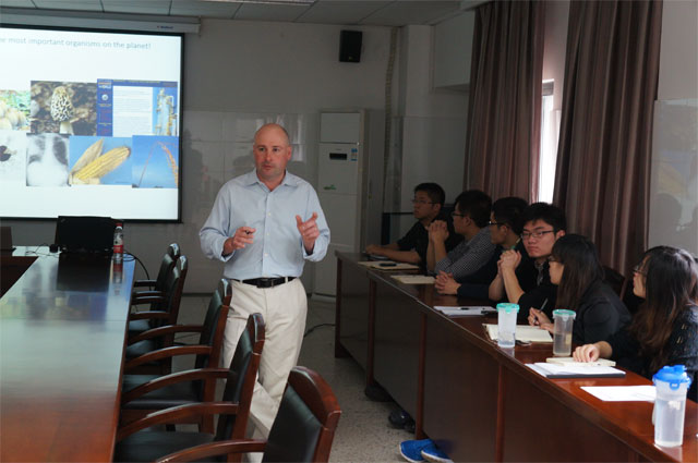 《Mold, Mushroom and Human》讲座在av女优
召开