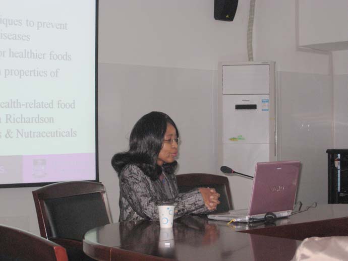 加拿大曼尼托巴大学Trust Beta教授和浙江大学包劲松教授应邀来av女优
讲学