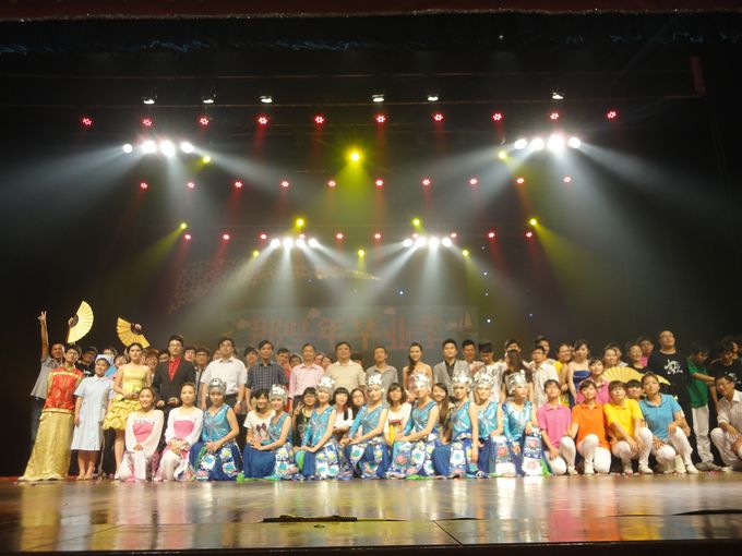 av女优
隆重举行“那些年 毕业季”送2008级毕业生晚会