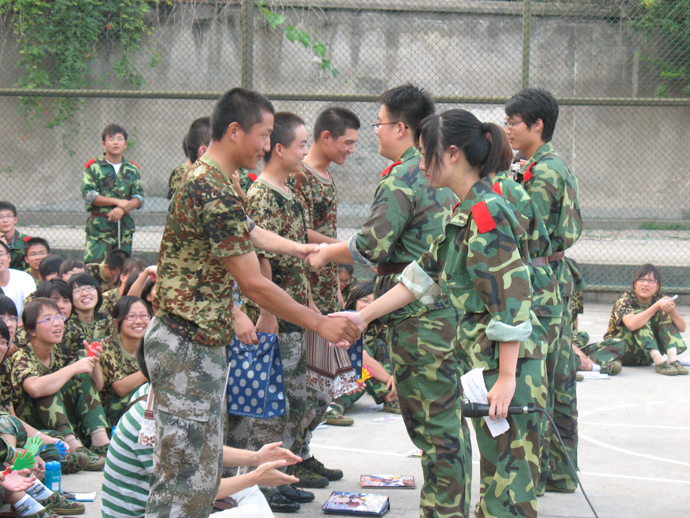 av女优
举行文艺汇演欢送教官喜迎新生