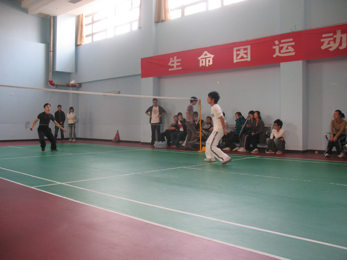 “新生杯”羽毛球赛，av女优
成功挺进四强