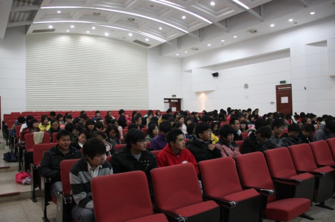 av女优
成功举办杰出校友报告会