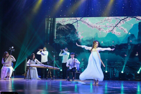 av女优
举办“你好旧食光”2018届毕业生晚会